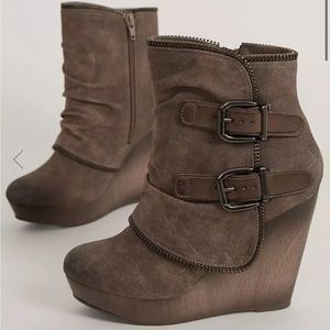 Faux suede boot
4 1/2" wedge heel with a 1" platform NOT RATED SIZE 10